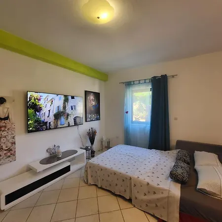 With Private Parking Self Check In Apartment Pula