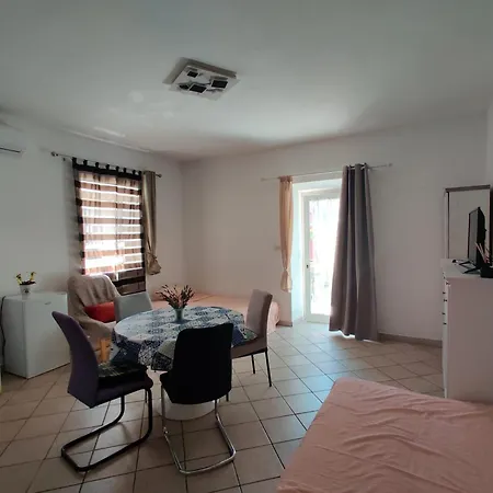 Apartment With Private Parking Self Check In Pula