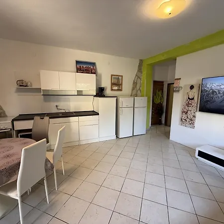 Apartman With Private Parking Self Check In Póla