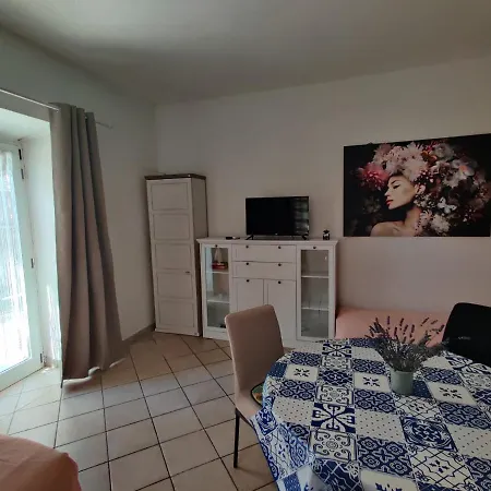 Appartement With Private Parking Self Check In Pula