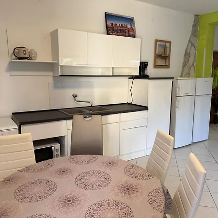 Apartman With Private Parking Self Check In *