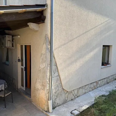 Apartman With Private Parking Self Check In Póla