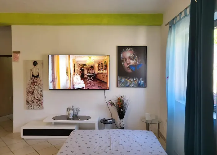 With Private Parking Self Check In Πούλα