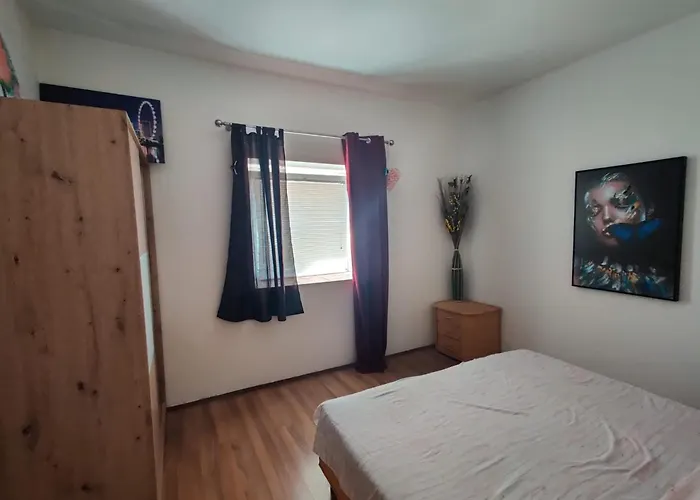 Διαμέρισμα With Private Parking Self Check In Πούλα