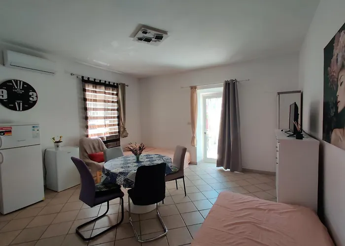 Apartment With Private Parking Self Check In Pula