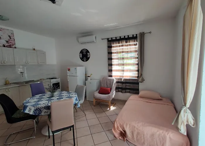 With Private Parking Self Check In Apartment Pula