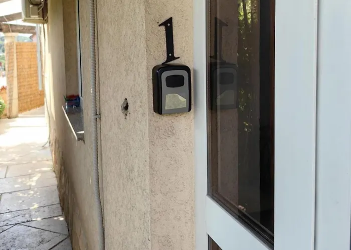 Apartment With Private Parking Self Check In Pula